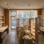 Boutique en cours de transfert avec présentoirs démontés et cartons étiquetés