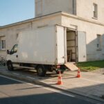 Camion de déménagement stationné sur un emplacement réservé en ville